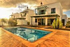 Villa en Playa Blanca - Villa Nohara 14, piscina privada, sol y wifi