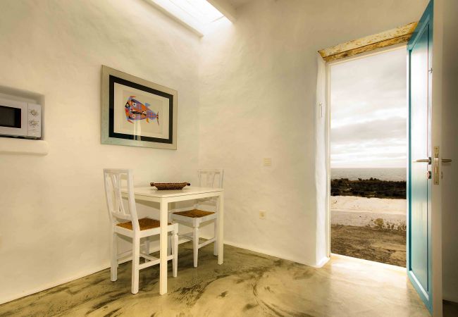 Apartamento en Punta Mujeres - La Casa de las Salinas, Sama - Su casa costera a metros del mar