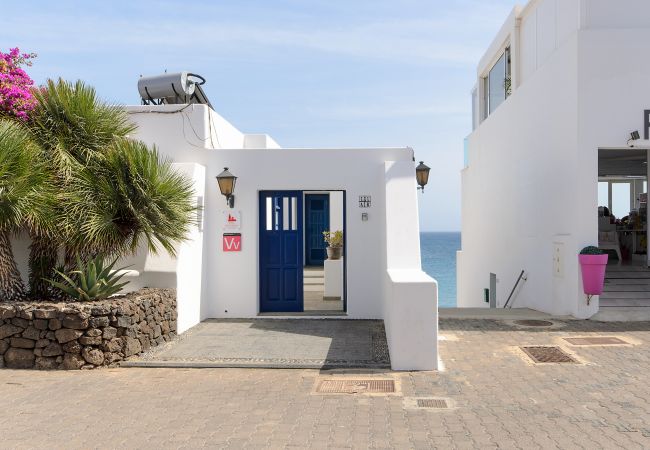 Apartment in Playa Blanca - Casa Elena, Seafront apartment with large Gallery and Sea Views Apartment in Playa Blanca - Casa Elena, Seafront apartment with large Gallery and Sea Views