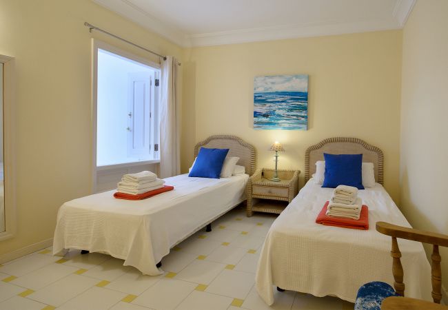 Apartment in Playa Blanca - Casa Elena, Seafront apartment with large Gallery and Sea Views Apartment in Playa Blanca - Casa Elena, Seafront apartment with large Gallery and Sea Views