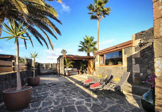House in Masdache - Ermita Perdomo, Modern Style with a Rustic Twist House in Masdache - Ermita Perdomo, Modern Style with a Rustic Twist