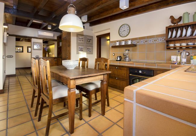 House in Masdache - Ermita Perdomo, Modern Style with a Rustic Twist House in Masdache - Ermita Perdomo, Modern Style with a Rustic Twist