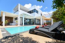 House in Conil - Casa Sur, Spectacular Views of Sea and Volcanoes with Heated Pool