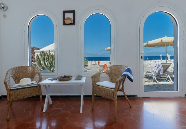 Apartment in El Golfo - Eufemia, wonderful spacious terrace with Fabulous Views El Golfo Apartment in El Golfo - Eufemia, wonderful spacious terrace with Fabulous Views El Golfo
