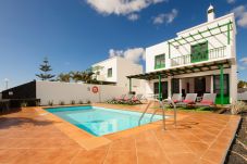 Villa in Playa Blanca - Villa Nohara 20 Deluxe, Private Pool, Sun & Wifi
