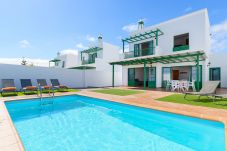 Villa in Playa Blanca - Villa Nohara 12B Pool WiFi Sun Playa Blanca