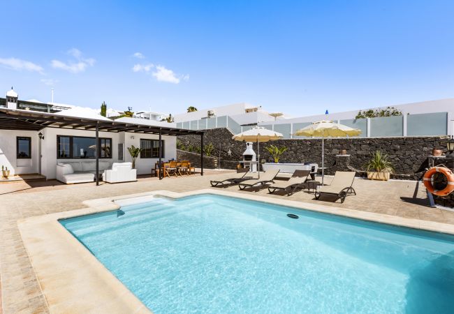 Villa in Tías - Villa 22; pool, sea views, air conditioning, up to six people. 