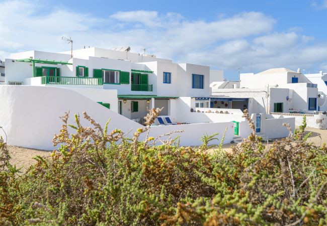 Chalet in  Famara - Casa Caracolillos, Famara Surf Beach Chalet in  Famara - Casa Caracolillos, Famara Surf Beach